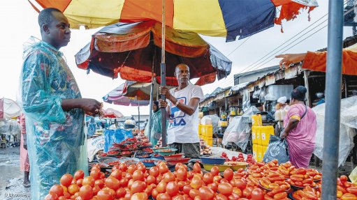 FOOD-PRICE EMERGENCY: Nigeria’s annual inflation rate climbed to a fresh 18-year high in June. This, after President Bola Tinubu scrapped fuel subsidies and allowed the currency to weaken before declaring a state of emergency to control the cost of staple foods, Bloomberg reports. Prices increased 22.79% in the year through June from 22.4% the previous month, according to the National Bureau of Statistics. The upswing was fuelled by a 25.3% increase in food prices. Photograph: Bloomberg
